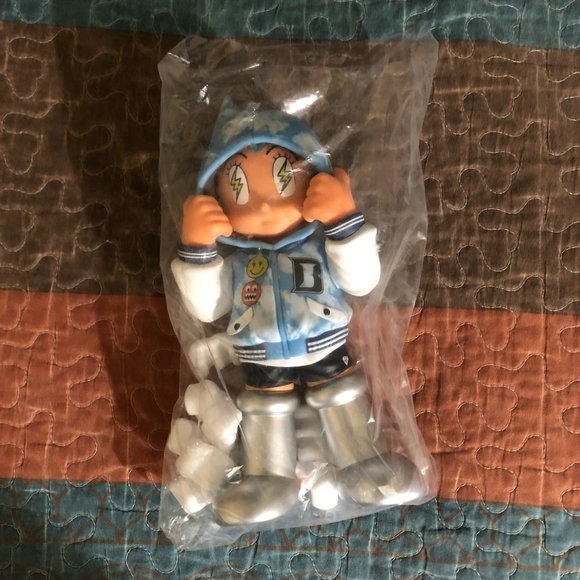 ToyQube x HECHO POR JBALVIN Astro Boy Hoodie Figure - Picture 2 of 3